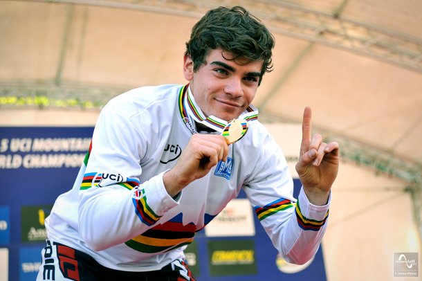 Loïc Bruni remporte le titre de Champion du Monde 2015 de VTT de descente